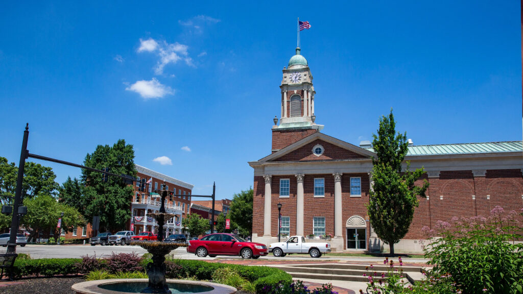 A photo of the courthouse in downtown Lebanon, Ohio.
